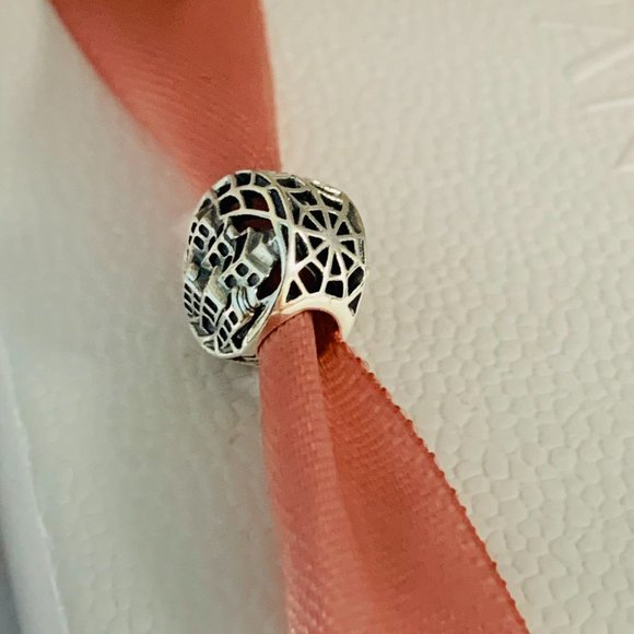 Pandora Marvel Spider-Man Soaring City Charm Pendant - Picture 7 of 8